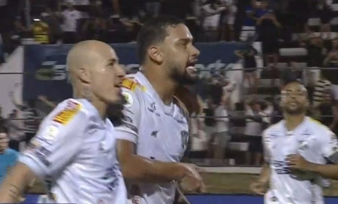 Carrasco do Vila Nova comemora gol à Capitão Nascimento: 