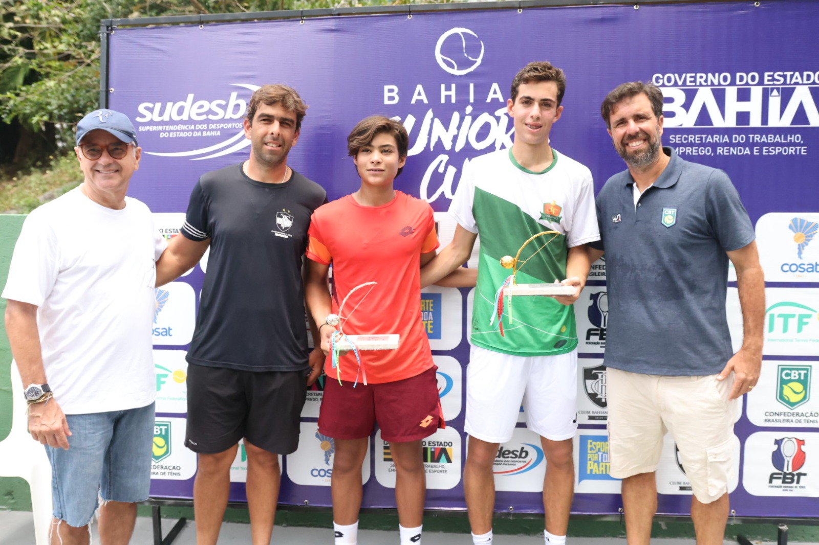 Atleta masculino sério na quadra de tênis para uma competição com