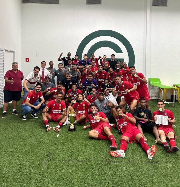 Depois do título da Copa Goiás Sub-20, elenco do Vila Nova comemora e provoca rivais