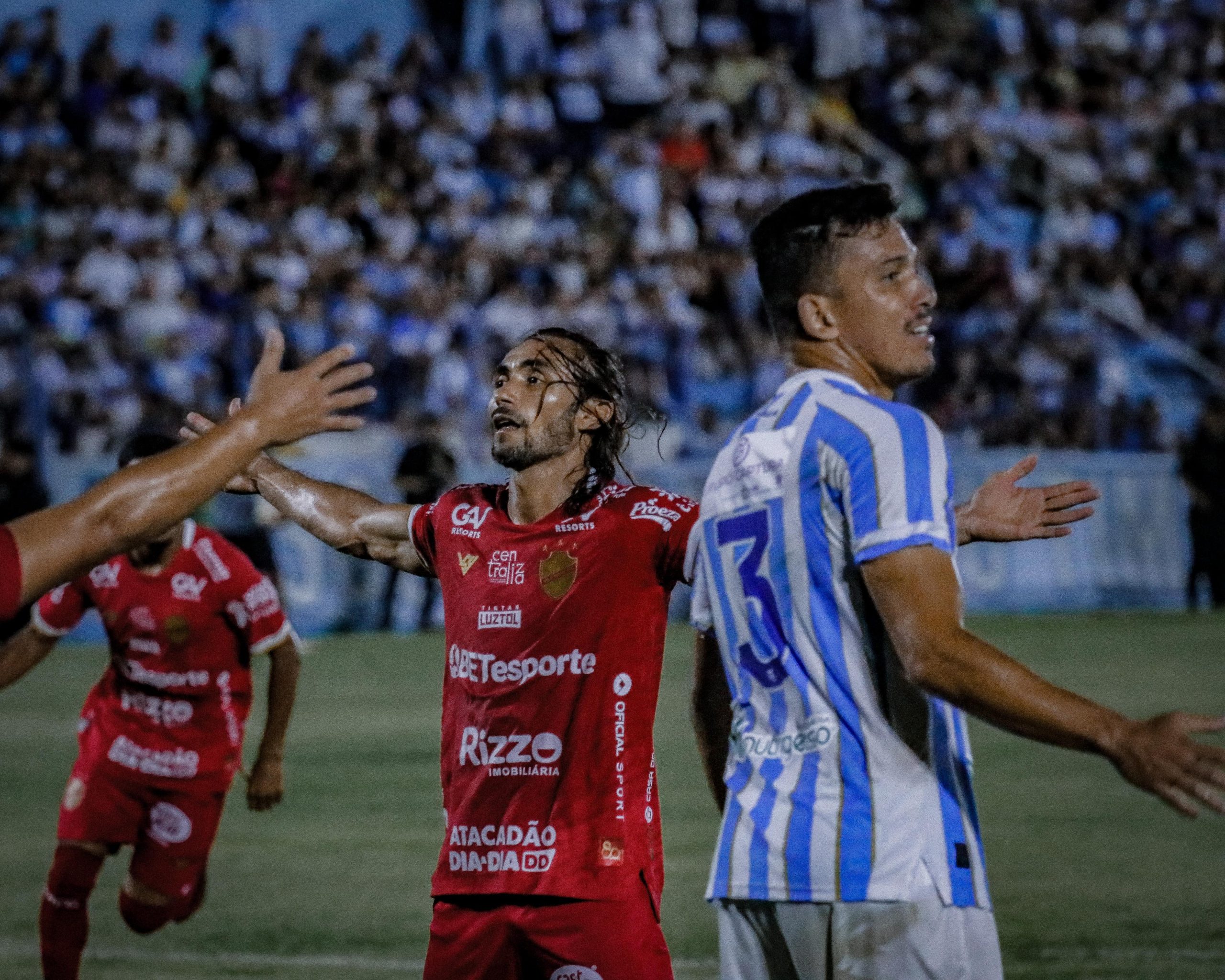 Com gol nos acréscimos, Vila Nova supera o Crac e volta a ganhar no 