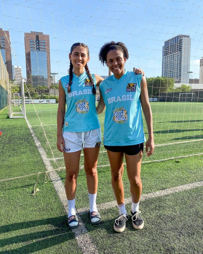 Duas jogadoras do Goiânia Foxes participam de treinos da Seleção de Flag Football