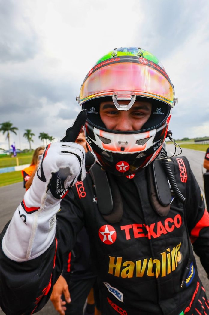 Após garantir pole, Felipe Baptista vence corrida principal na 1ª etapa da Stock Car, em Goiânia