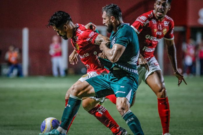 Após marcar contra ex-clube, Alesson relembra passagem pelo Goiás: 