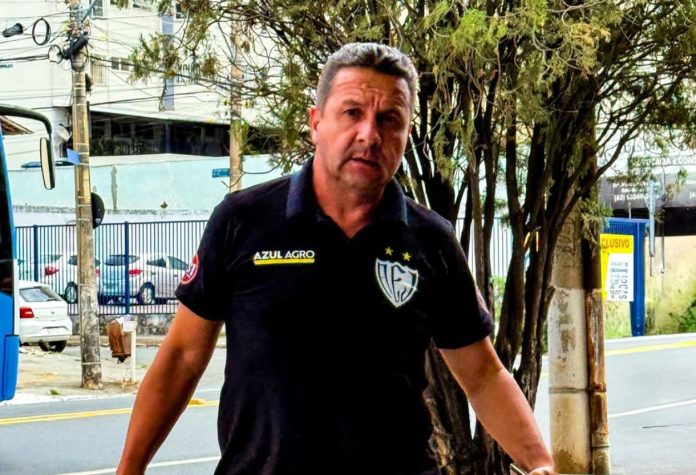 foto do treinador gian rodrigues, atual técnico do goianésia na série d