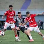 Ariel, João Vieira e Willian Formiga em Vila Nova x Anápolis – grande final do Goianão 2025