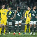 Elenco do Goiás lamenta vice da Copa Verde 2025, no Serra Dourada, para o Paysandu