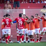 Elenco colorado comemora gol em Vila Nova x Botafogo SP – 4ª rodada da Série B 2025