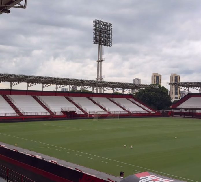 foto do estádio antônio accioly em goiânia