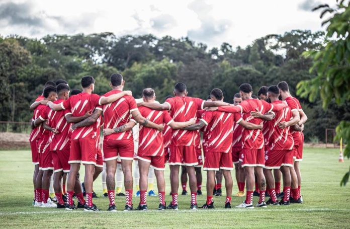 foto dos jogadores da associação atlética anapolina abraçados