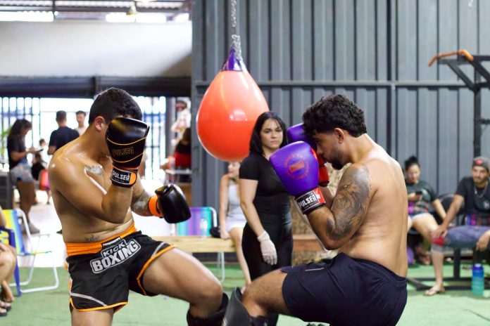 foto de sparring de kickboxing para ilustrar matéria do torneio anapolino de artes marciais