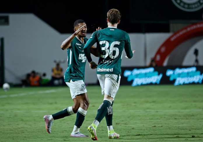 foto do lateral lucas lovat comemorando gol pelo goiás