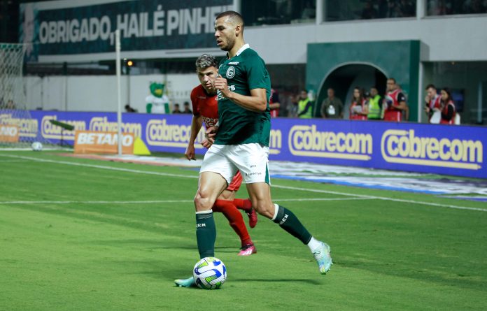 foto do atacante joão magno em atuação pelo goiás esporte clube