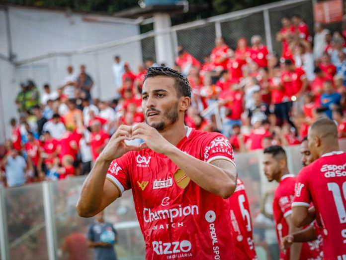 foto do atacante guilherme parede comemorando gol pelo vila nova