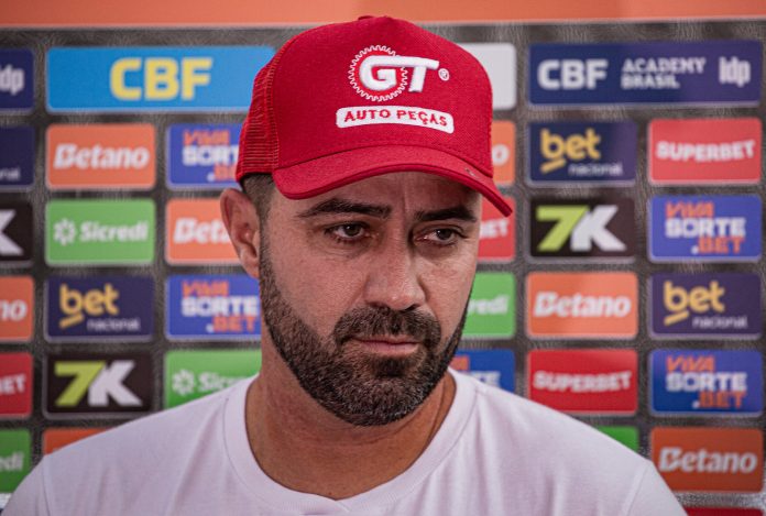 foto do treinado rafael lacerda, do vila nova futebol clube