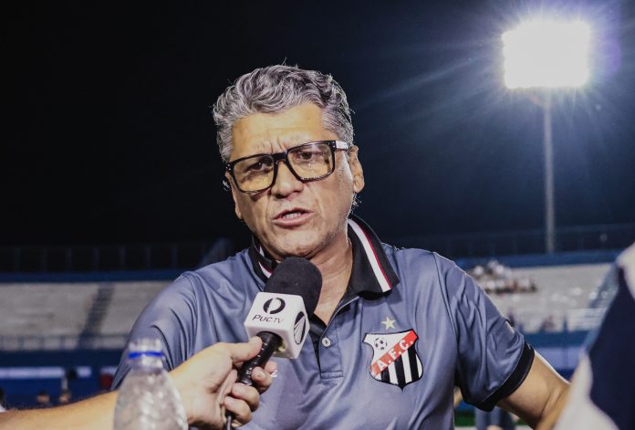 foto do treinador do anápolis futebol clube, ãngelo luiz