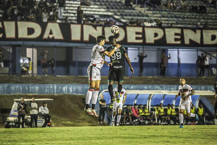 foto da partida entre anápolis x maringá pela série c de 2025