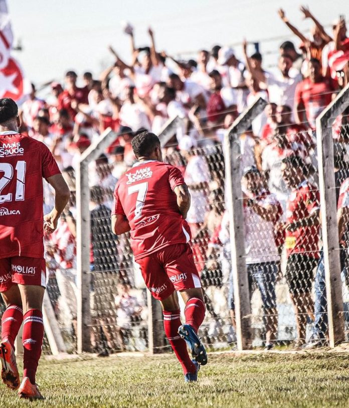 Foto de jogador da Rubra comemorando gol pela Divisão de Acesso 2025