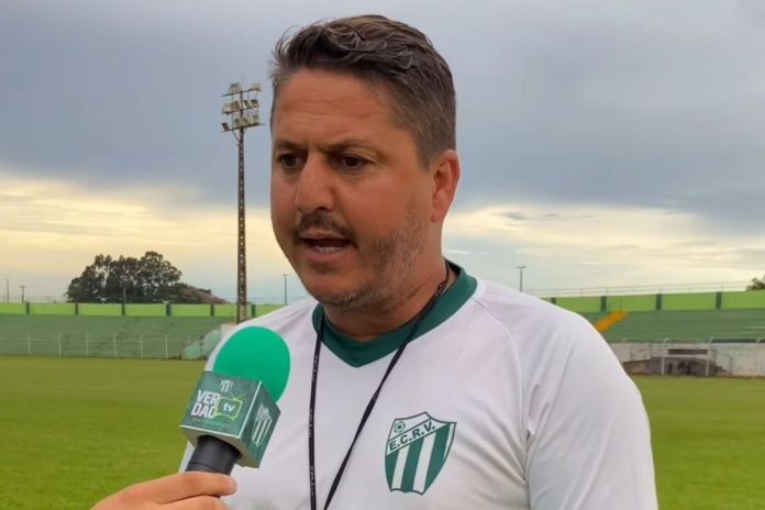 FOTO DO TREINADOR LAECIO AQUINO DO RIO VERDE NA DIVISÃO DE ACESSO 2025
