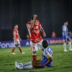 Dodô discute com Lucas Romero em Vila Nova x Cruzeiro – volta da 3ª fase da Copa do Brasil 2025