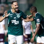 Anselmo Ramon comemora com Juninho em Goiás x Ferroviária – 9ª rodada da Série B 2025