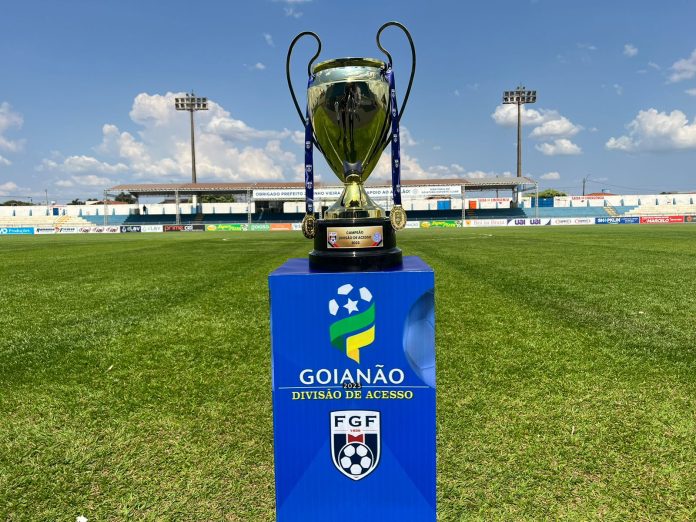 foto do troféu da divisão de acesso na temporada 2023