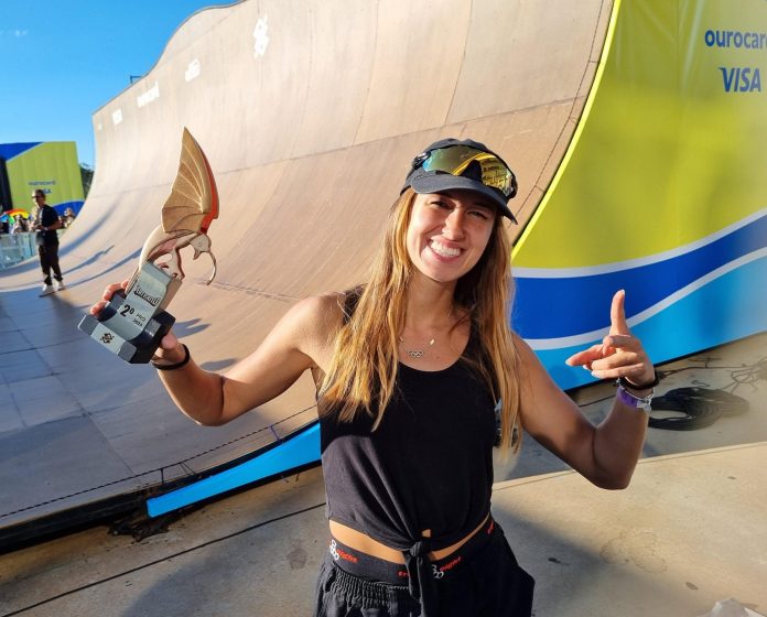 FOTO DA SKATISTA DORA VARELLA NO VERT BATTLE EM GOIÂNIA