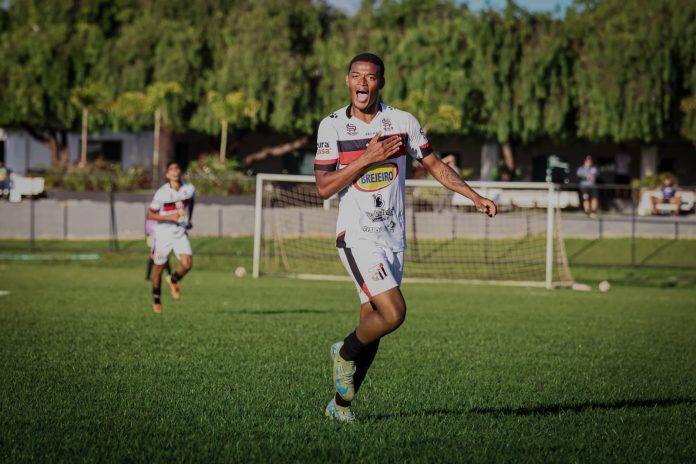 foto do jogador kauã caveirão, comemorando gol no goianão sub-20 da 2ª divisão