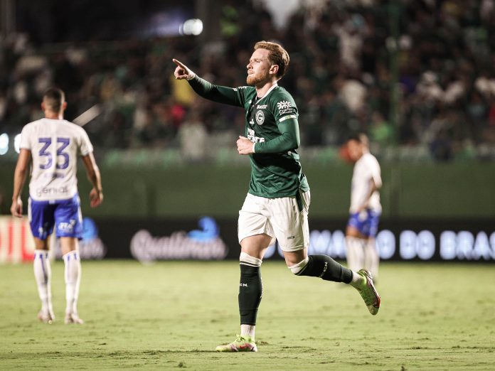 foto do jogador lucas lovat durante a partida entre goiás e avaí pela série b 2025