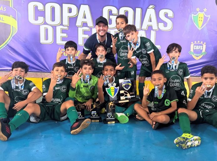 foto dos jogadores do goiás comemorando título da copa goiás de futsal 2025