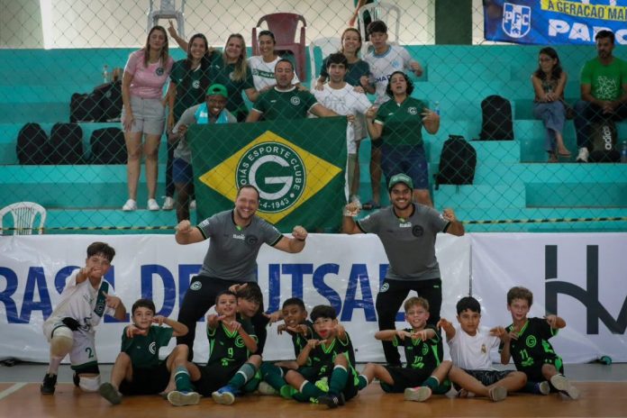 foto dos jogadores do goiás comemorando vitória na taça brasil de futsal sub-11