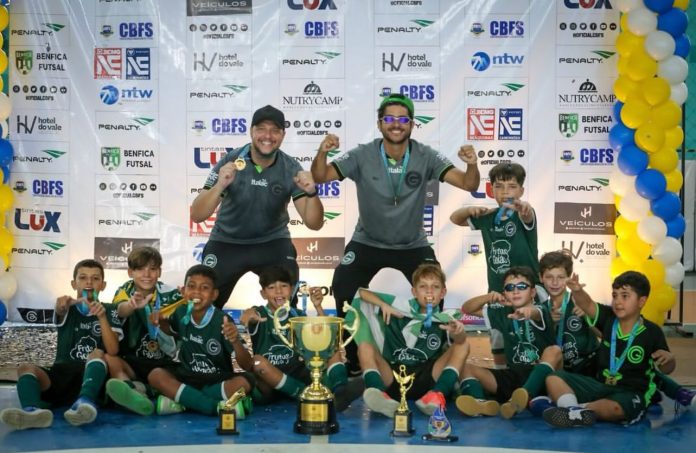foto da equipe do goiás comemorando título da taça brasil sub-11 de futsal