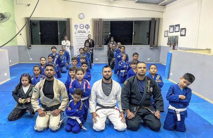 foto de turma ministrada pelo professor leandro, de jiu-jitsu