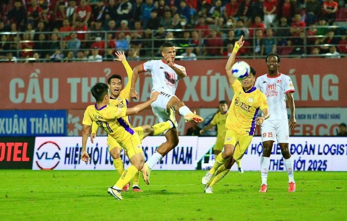 foto do atacante lucão do break jogando pelo Hai Phong FC