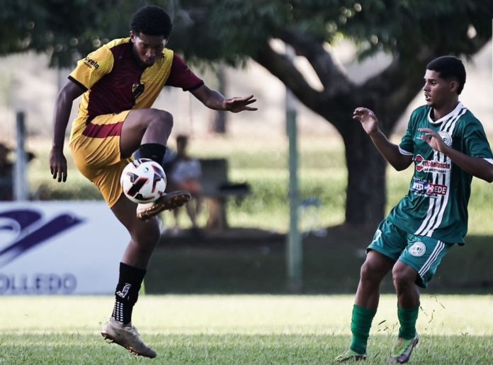 foto de jogo entre planalto e pontalinense pelo goiano sub-20 da 2ª divisão