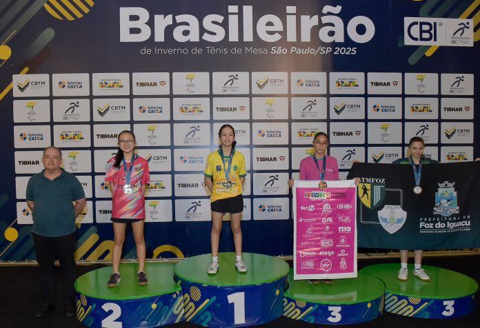 foto do pódio com presença de yumi no brasileirão de inverno de tênis de mesa
