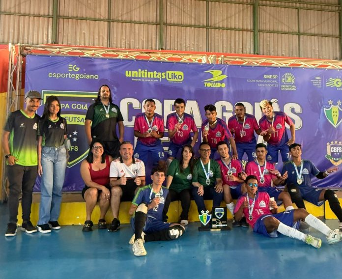 foto da equipe do projeto escola esperança na copa goiás de futsal 2025