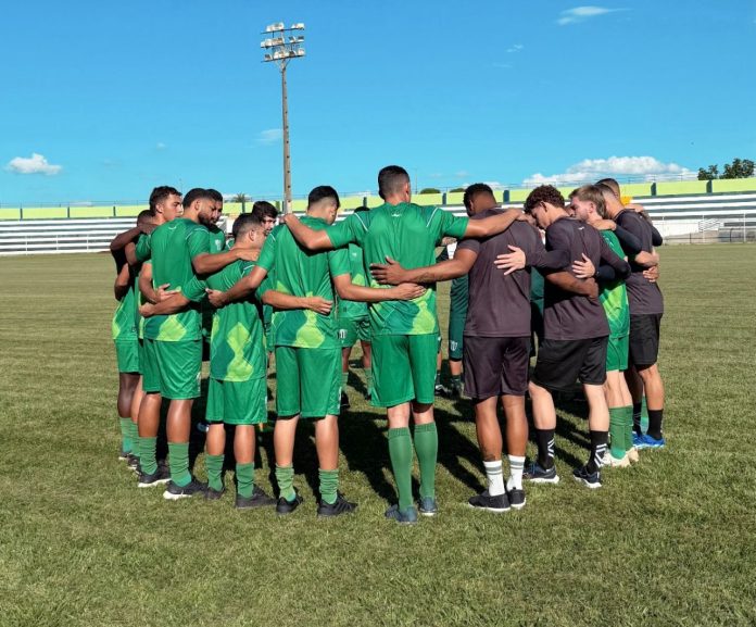 atletas do esporte clube rio verde durante treino