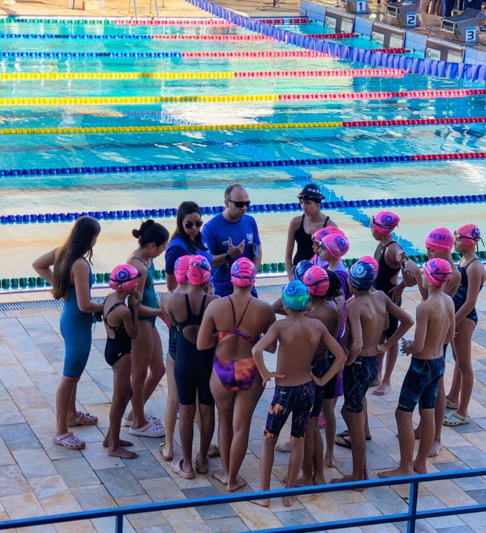 foto da equipe swimmers/sesi na disputa do festival centro-oeste de natação