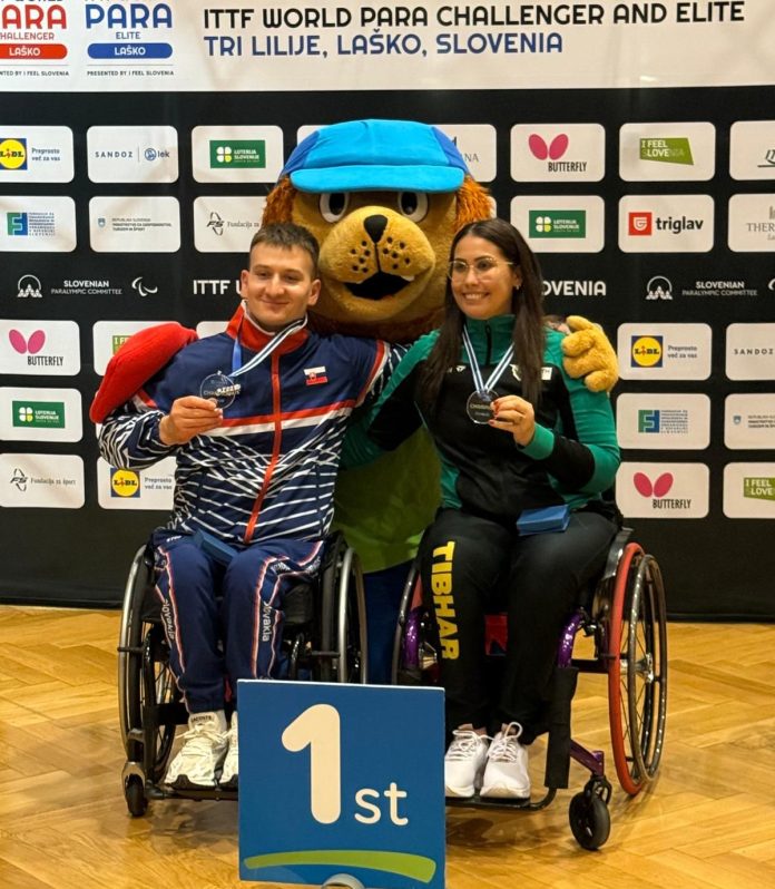 foto da atleta thais severo com medalha de ouro