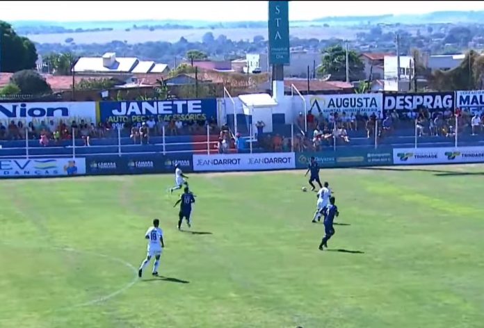 captura de tela da partida entre trindade e centro-oeste pela divisão de acesso