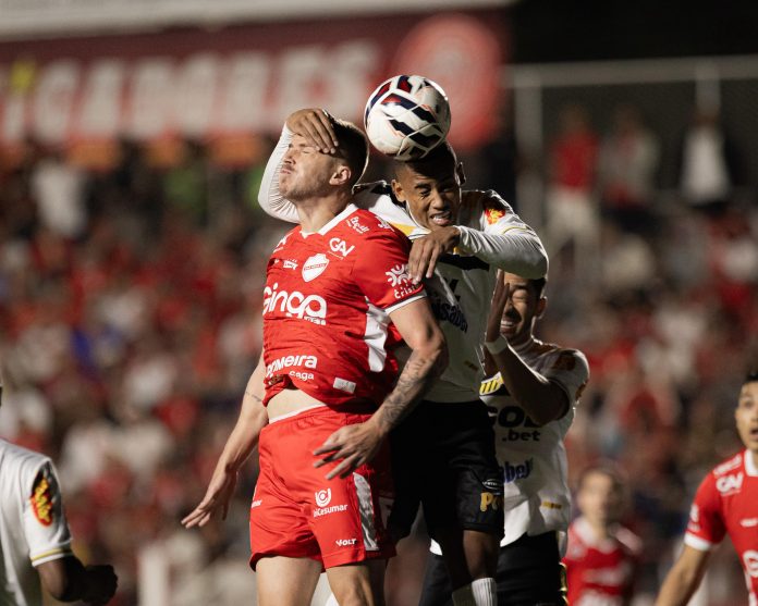 foto da partida entre vila nova e grêmio novorizontino pela série b de 2025