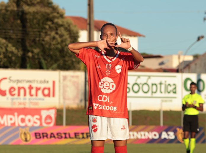foto da atleta do vila nova comemorando gol pelo brasileirão feminino a3