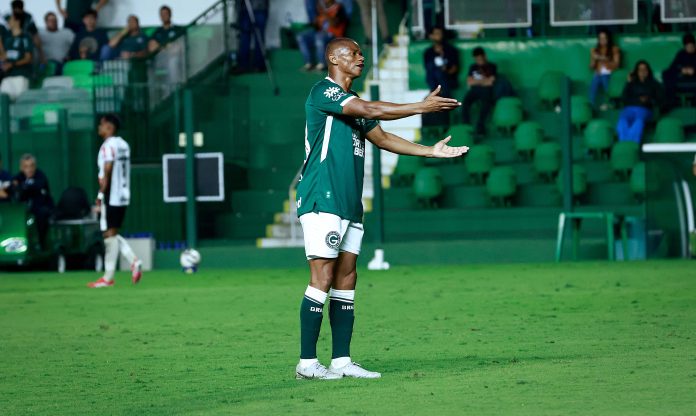 FOTO DA PARTIDA ENTRE GOIÁS X ATHLETIC; EM DESTAQUE O MEIA JUNINHO
