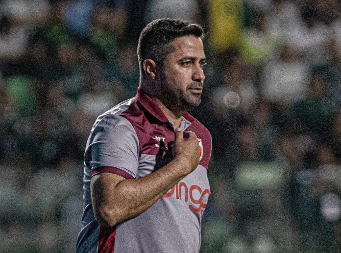 FOTO DO TREINADOR RAFAEL LACERDA, TREINADOR DO VILA NOVA