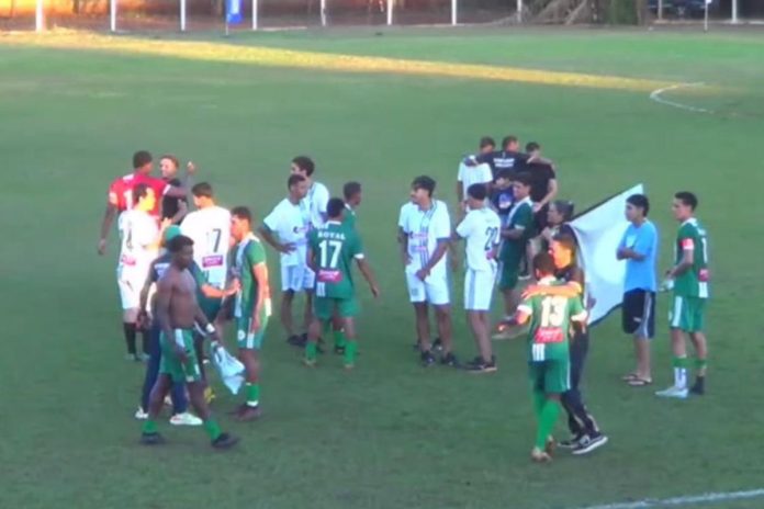 foto de jogadores do pontalinense comemorando