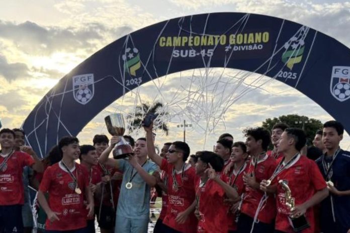foto de atletas do flugoiânia comemorando título