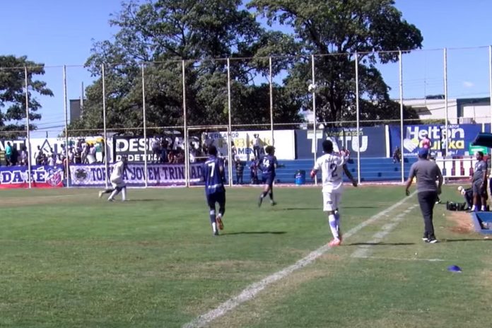foto da partida entre trindade e grêmio anápolis