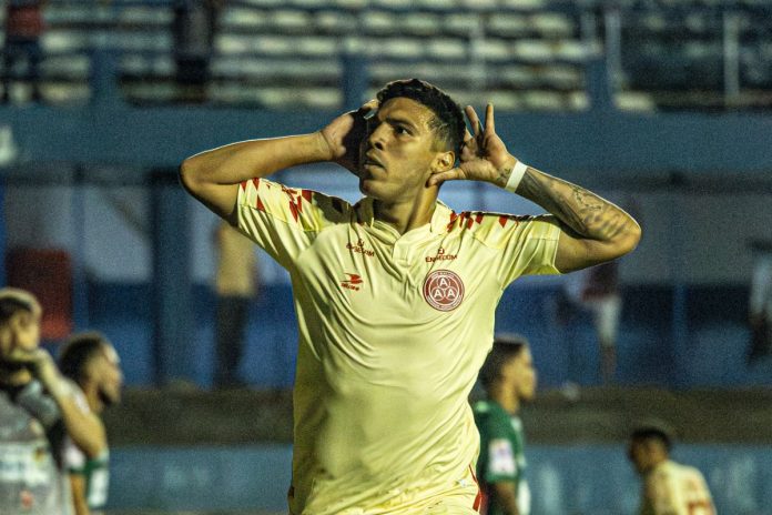 foto do jogador iury tanque comemorando gol pela anapolina