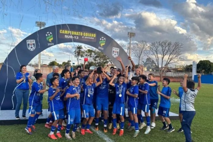 foto do cristianópolis comemorando título sub-13