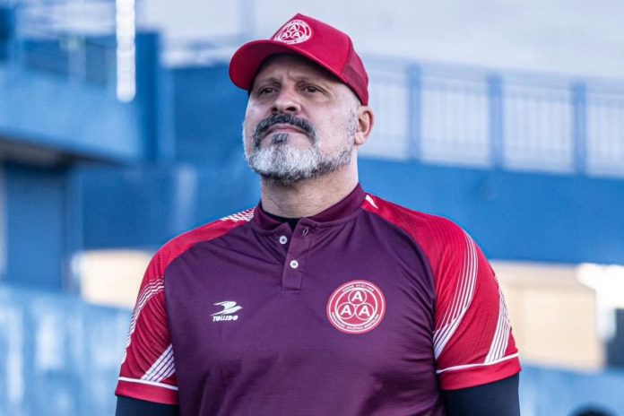 foto do treinador flávio tanajura da anapolina